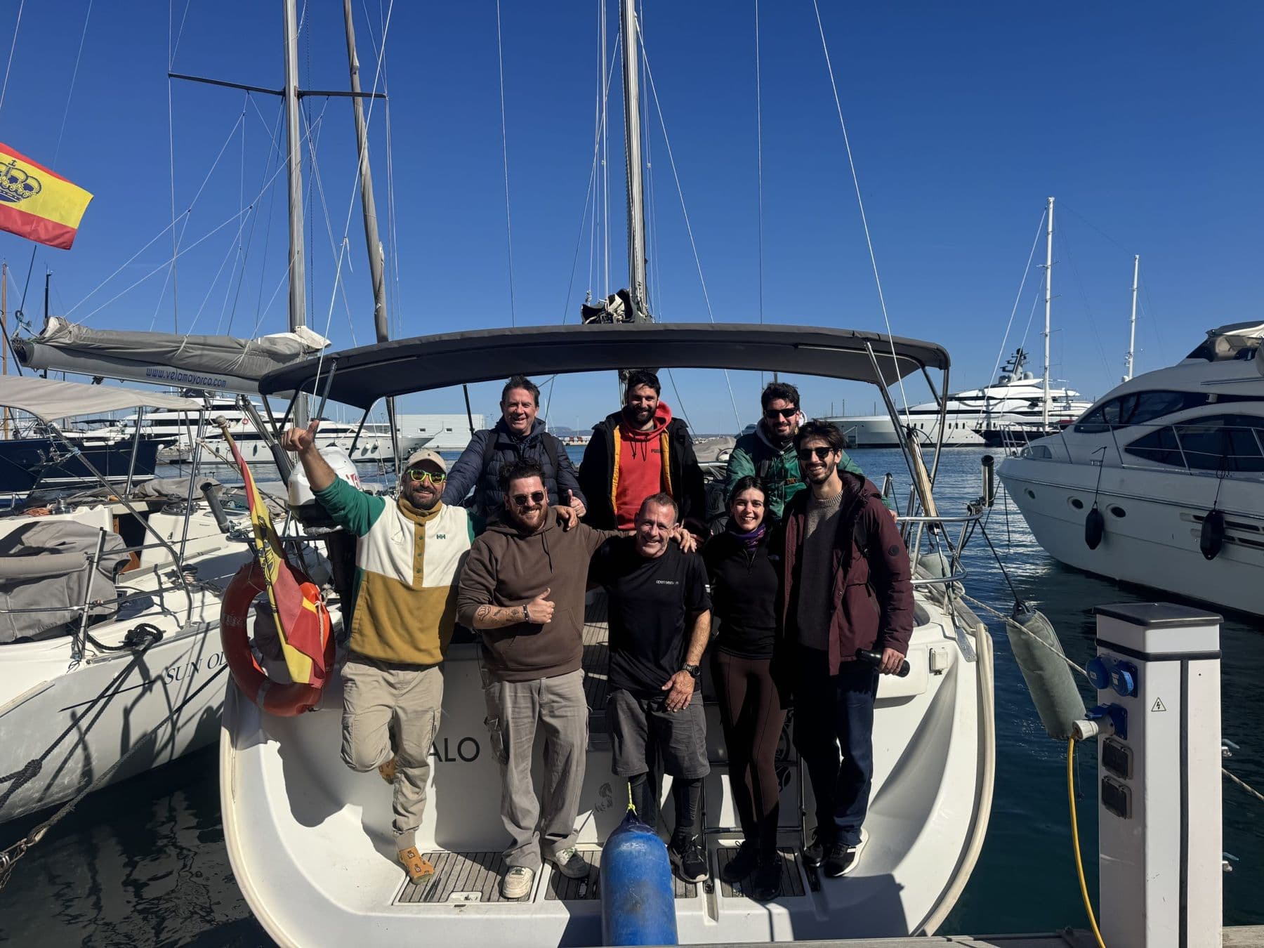 Alumnos del curso PER a bordo de un velero en el Club de Mar de Palma