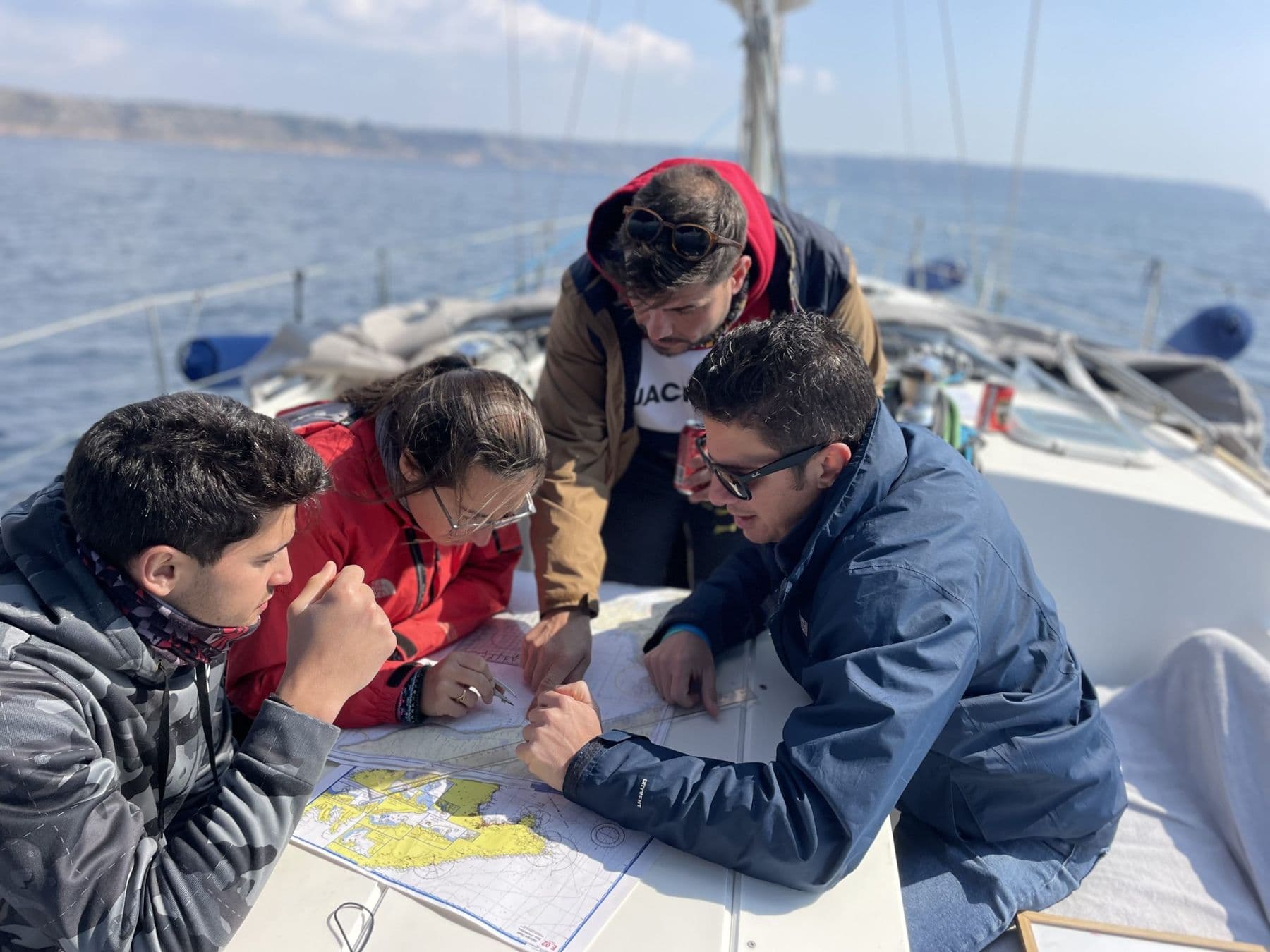 Alumnos resolviendo un ejercicio de carta náutica