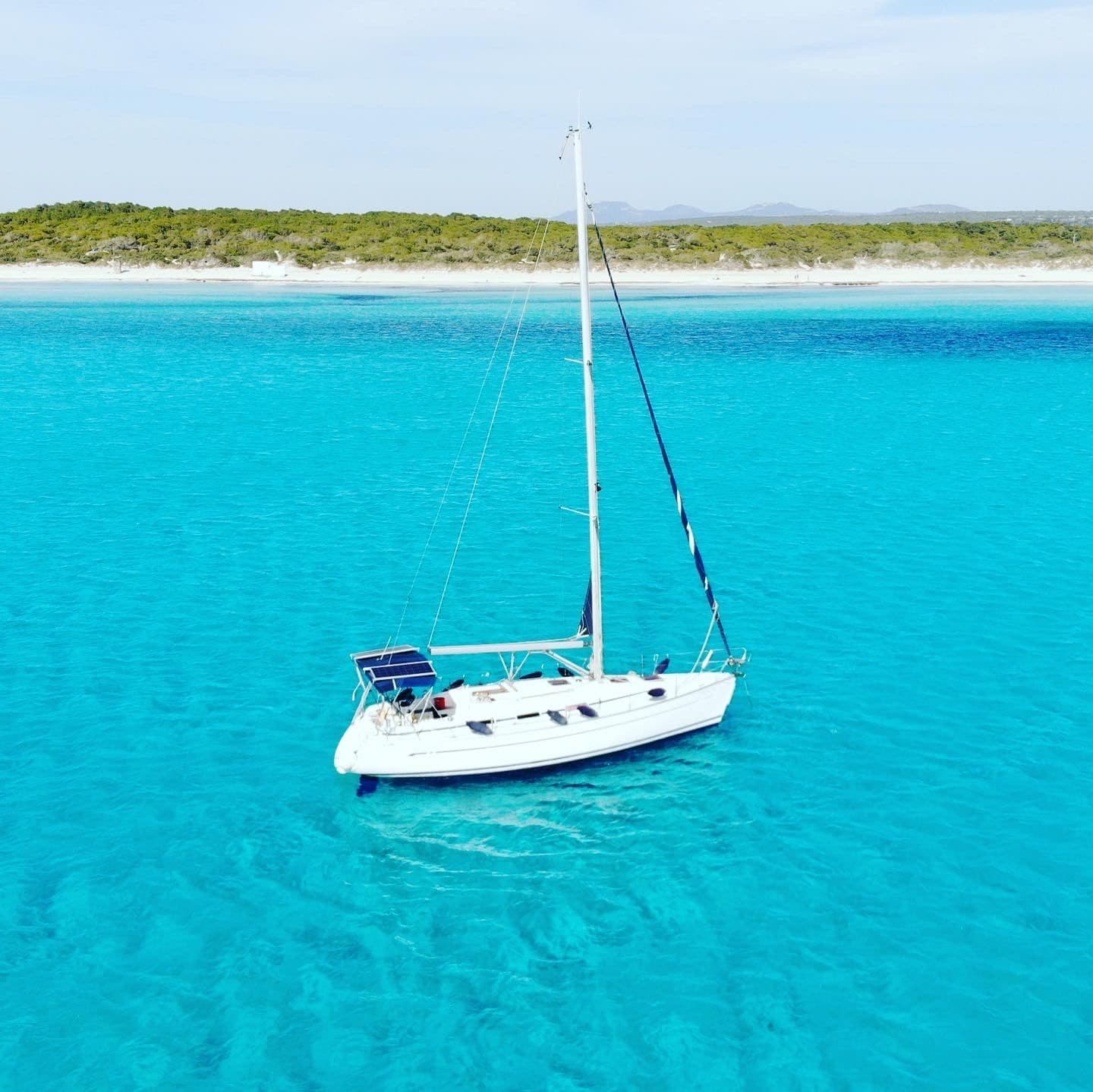 Velero fondeado en una cala de Mallorca