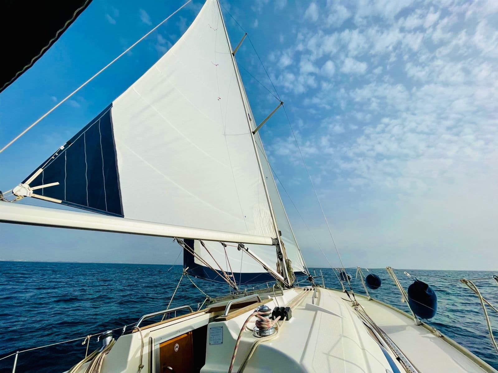 Navegando a vela en Mallorca con el instructor a bordo